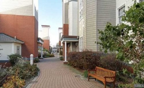 321 The Promenade, Edgewater NJ  07020-2115 exterior