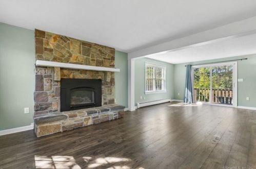855 East St, Middletown, CT 06457-1737