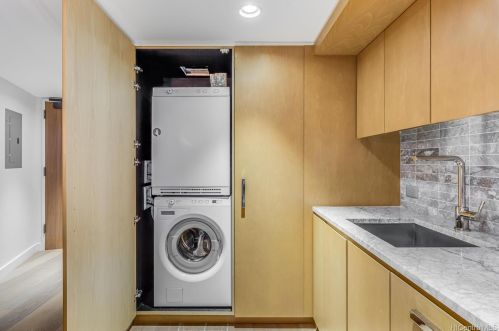 383 Kalaimoku St, Honolulu HI  96815 exterior