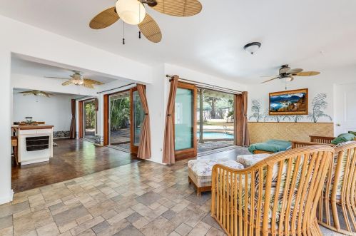 6815 Niumalu Loop, Honolulu HI  96825-1639 exterior