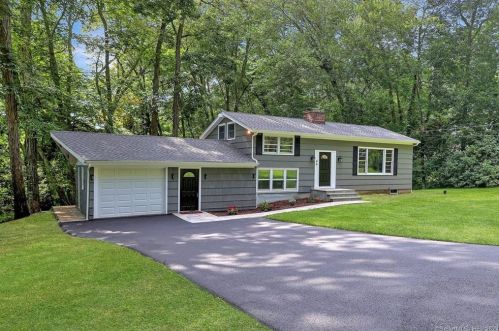 46 Beacon Hill Ter, Huntington, CT 06484-5904