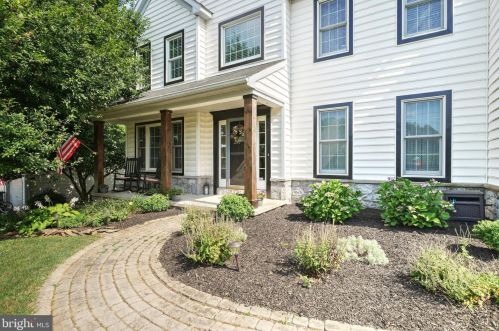 933 Castle Pond Dr, York, PA 17402-7544
