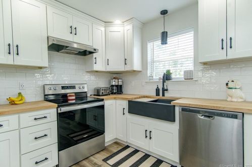 15 Bartlett Meadow Dr, Killingly CT  06241-1847 exterior