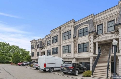 5 Marquis Ct, Edgewater, NJ 07020-2900