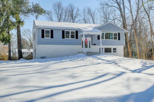 4 Hampton Dr, East Freehold, NJ 07728-2744