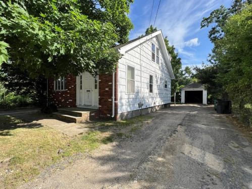 902 Main Ave, Warwick, RI 02886-1935