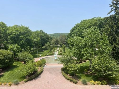 4402 Rio Vista Dr, Mahwah, NJ 07430-4010