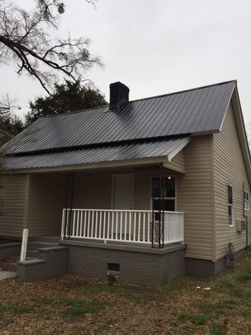 237 Poole St, Woodruff, SC 29388-1633