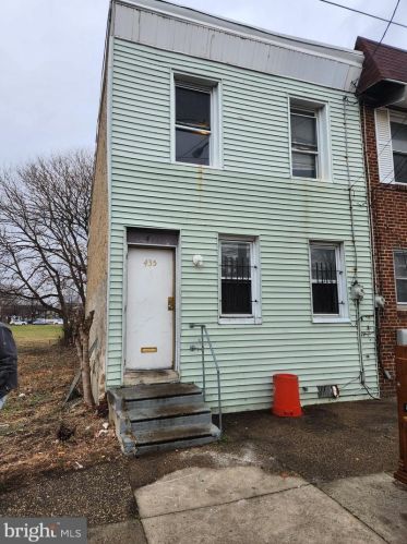 435 4th St, Camden, NJ 08103-3422