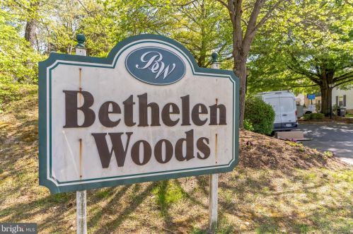 7318 Eggar Woods Ln, Springfield VA  22153-2012 exterior