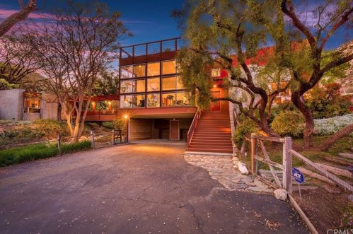 2025 Mt Vernon Ave, Riverside CA  92507-2528 exterior