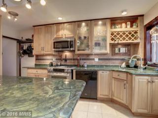 7215 Lanark Rd, Baltimore, MD 21212-1404