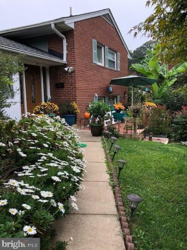 7635 Dunston St, Springfield VA  22151-2611 exterior