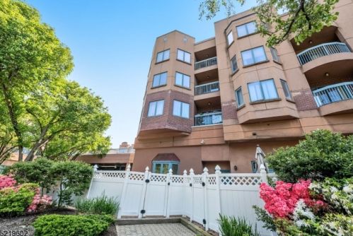 2 Independence Way, Edgewater NJ  07020-1642 exterior