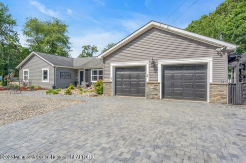 402 Hickory Ln, Lacey, NJ 08731-1941