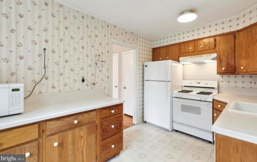 8421 Chippewa Rd, Philadelphia PA 19128-1206 exterior