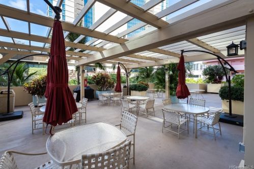 2140 Kuhio Ave, Honolulu HI  96815-2372 exterior