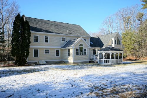 34 Hemlock St, Londonderry, NH 03053-3730