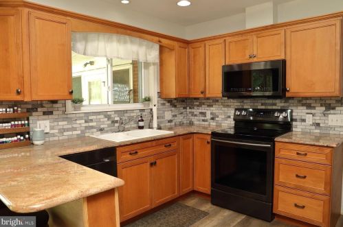 59 Pilgrim Dr, Lancaster PA  17603-6450 exterior