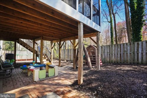 10121 Schoolhouse Woods Ct, Springfield VA  22015-2725 exterior