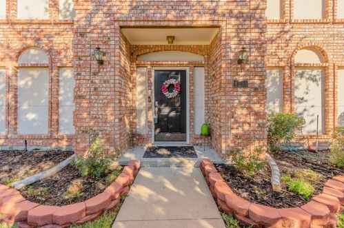 4210 Oak Mount Dr, Carrollton TX  75010-1200 exterior
