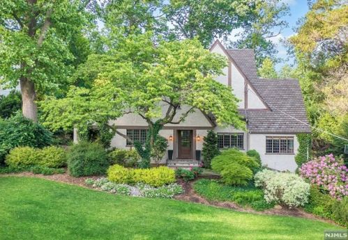 233 Gardner Rd, Ridgewood, NJ 07450-4801