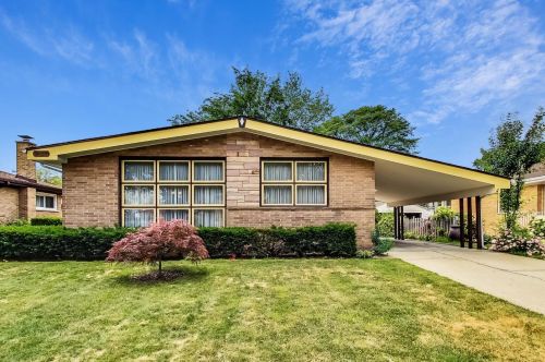 9218 Parkside Ave, Morton Grove, IL 60053-1568
