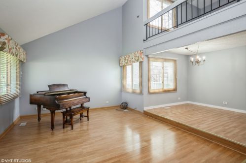 5820 Danforth Ct, Hanover Park, IL 60133-5213