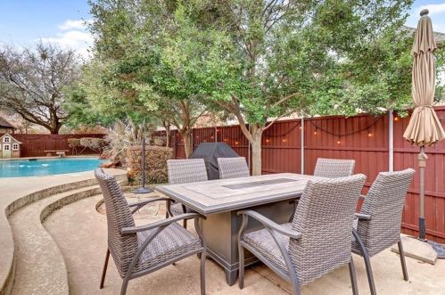 2540 Grn Oak Dr, Carrollton TX 75010-4221 exterior