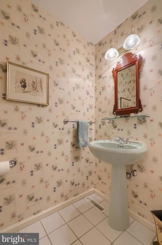 142 Bentley Ln, Lancaster PA  17603-6223 exterior