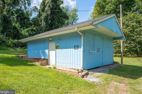 365 Big Oak Dr, Shepherdstown WV 25443-4598 exterior