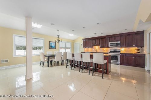 15 Hawthorne Ave, Holmdel Village, NJ 07733-1035