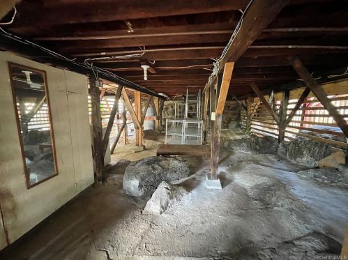 621 Ihe St, Honolulu HI  96817-2240 exterior