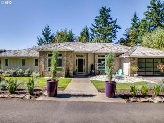3438 Doschview Ct, Portland, OR 97239-1487