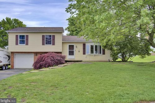 3561 Middleboro Rd, York, PA 17315-4439