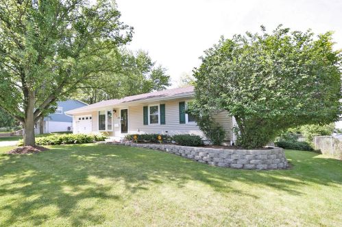 206 Egan Dr, Streamwood, IL 60107-1110