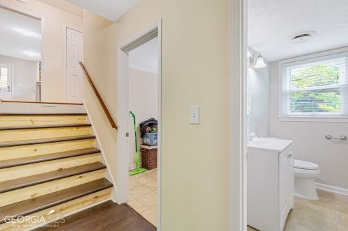 6896 Lockridge Dr, Atlanta GA  30360-1515 exterior