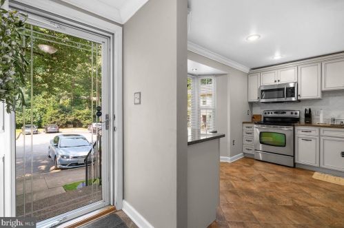 5709 Wood Mouse Ct, Springfield VA  22015-2736 exterior