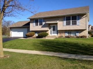 727 Tyler St, Genoa, IL 60135-7514