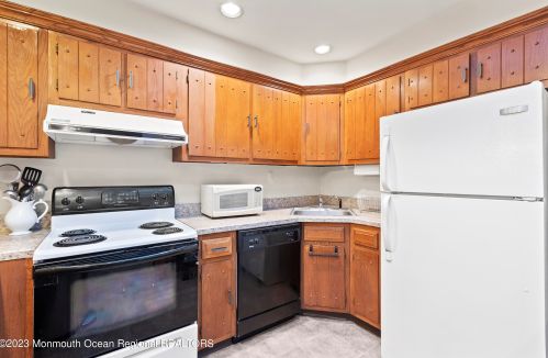 39 Lexington Ct, Tinton Falls NJ 07701-5472 exterior