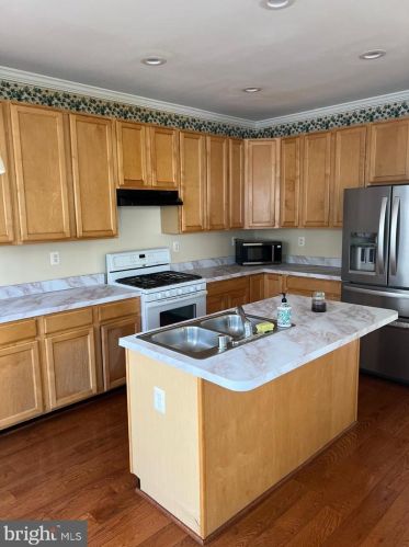 2501 James Madison Cir, Herndon VA  20171-4477 exterior