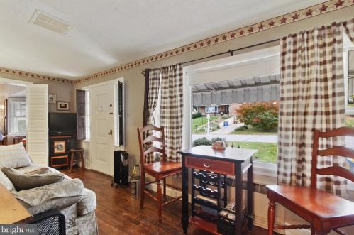 889 Moffett Ln, York, PA 17403-3369