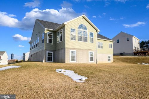 2331 Water Garden Dr, Hanover PA 17331-8319 exterior