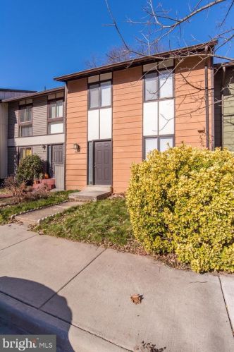 2306 Emerald Heights Ct, Herndon VA  20191-1714 exterior