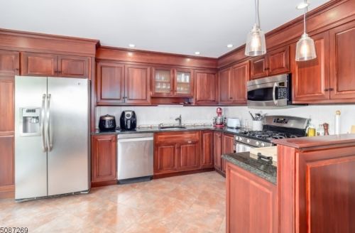 3 Winters Ct, Clark, NJ 07066-1755