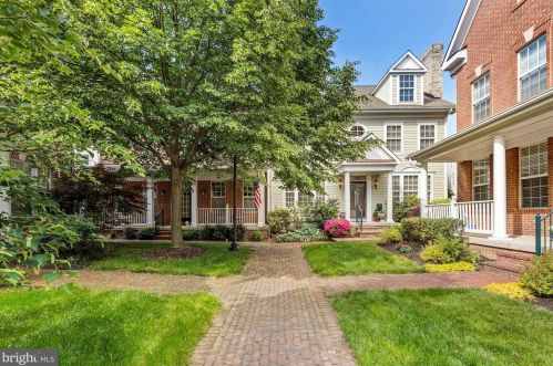 801 Monument Sq, Woodbridge, VA 22191-5409