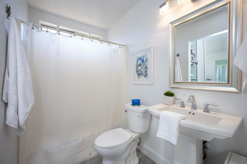 3547 Mira Pacific Dr, Oceanside CA  92056-3933 exterior