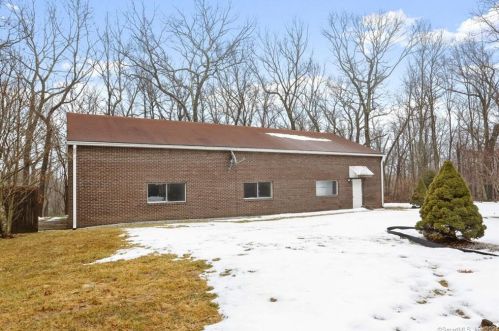 14 Woods Grove Rd, Huntington, CT 06484-3425