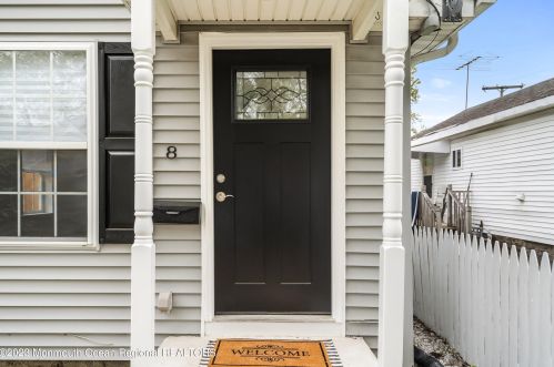 8 Neptune Pl, Middletown NJ  07748-5750 exterior