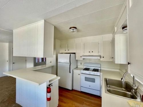 94 Yosemite Rd, San Rafael, CA 94903-2279